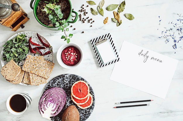 Plato y nota de reseña